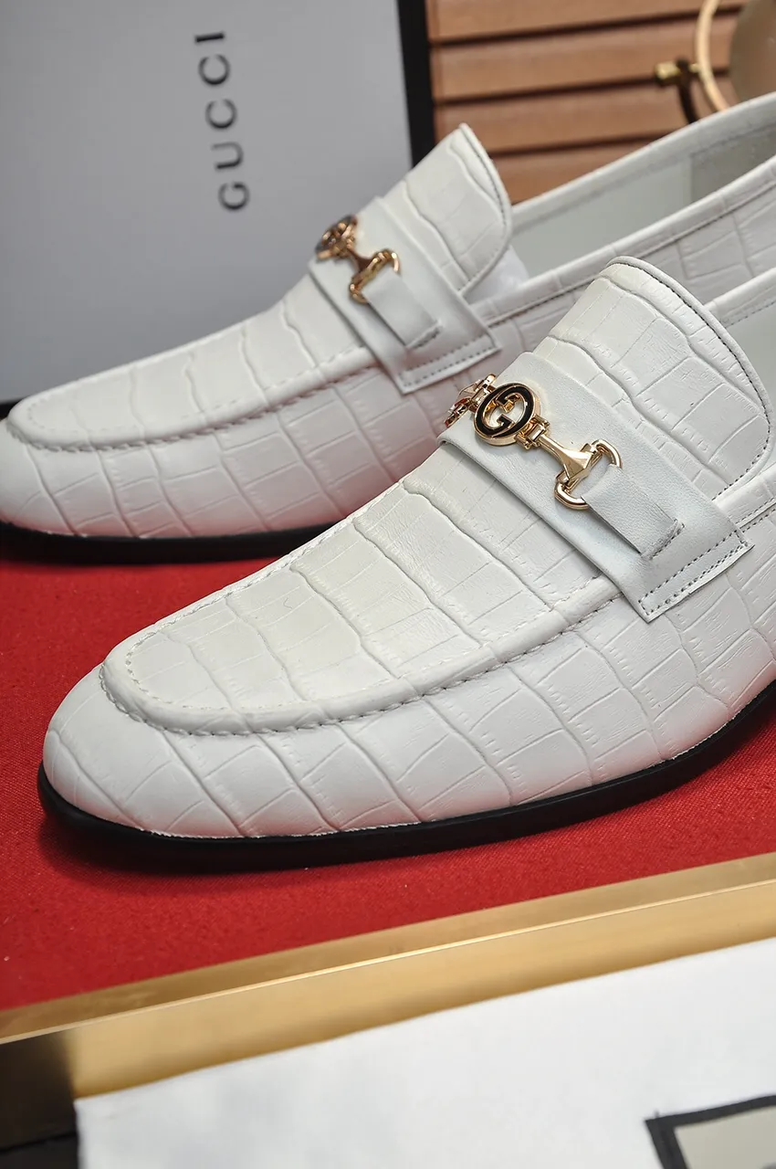Men's shoes💰500💶Italy's top luxury men's shoe giant (GUCCI) (Gucci) (full cowhide lining) new arrival🍃Original European style🔰 Pleasant to the eye😍In order to make the shoes more durable and non-deformable🌀The production continues to follow traditional methods but there is still no lack of innovation💪Choose original sheepskin for the leather♻️ Smooth and natural And extra bright ⭐Made of imported cowhide, the first choice of rich people 38-45 (45 customized)